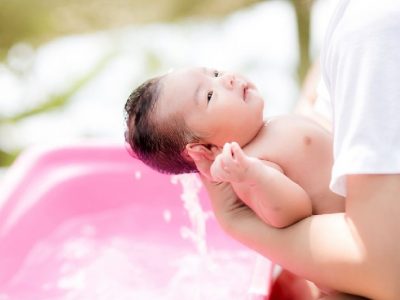 Trẻ sơ sinh bị rôm sảy nên tắm lá gì? Top 8 lựa chọn tốt nhất cho mẹ