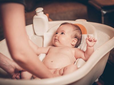 Nên tắm cho bé lúc mấy giờ? Những điều mẹ cần lưu ý