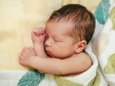 Trẻ ra mồ hôi trộm tắm lá gì? Những điều mẹ cần lưu ý