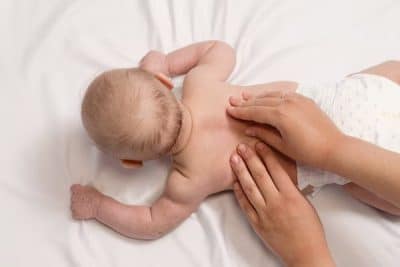 Cách massage cho trẻ sơ sinh an toàn và hiệu quả