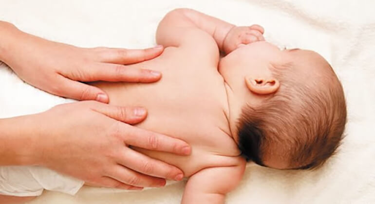 Massage cho trẻ sơ sinh vào buổi sáng khi bắt đầu một ngày mới