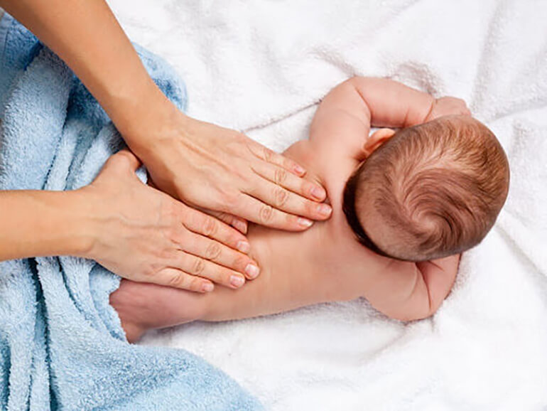 Massage cho bé sơ sinh giúp bé ngủ ngon hơn