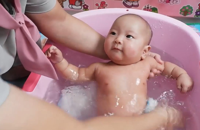 Dịch vụ tắm bé tại nhà TPHCM của Vạn Phúc Care được thực hiện theo từng bước.