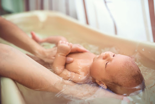 Dịch vụ tắm bé tại nhà TPHCM luôn chú ý an toàn của bé trong quá trình tắm