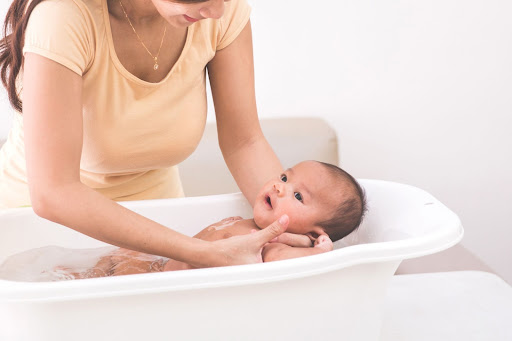 Mẹ tắm cho bé trong bồn tắm