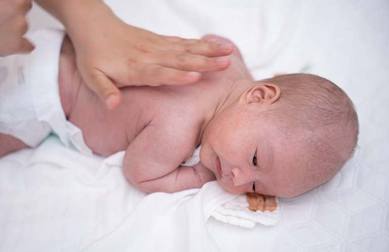 Massage cho trẻ sơ sinh.