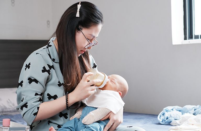 Mẹ cho trẻ sơ sinh bú sữa
