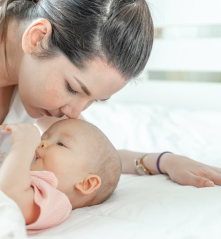 Kiểm tra thể trạng sức khỏe của mẹ