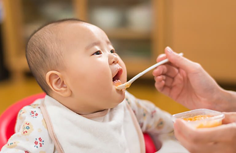 Từ 6 tháng tuổi, trẻ có thể bắt đầu ăn dặm.