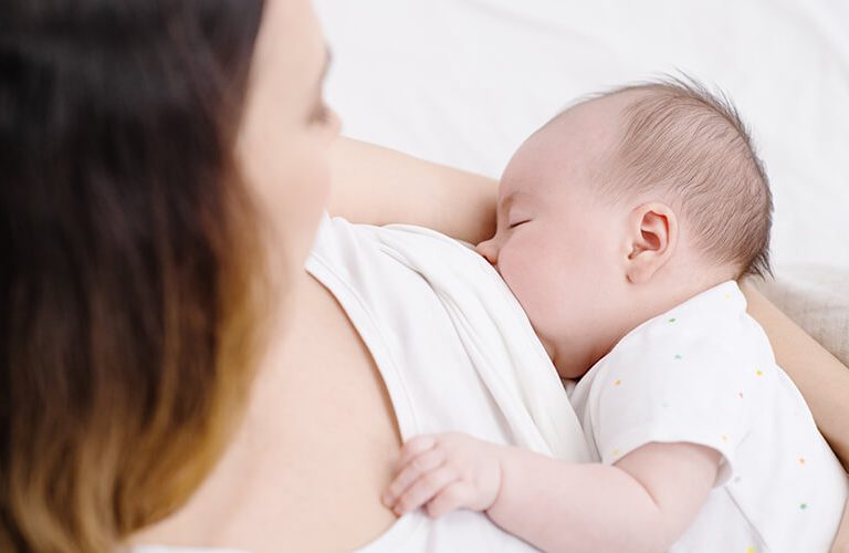 Mẹ cho bé ti sữa