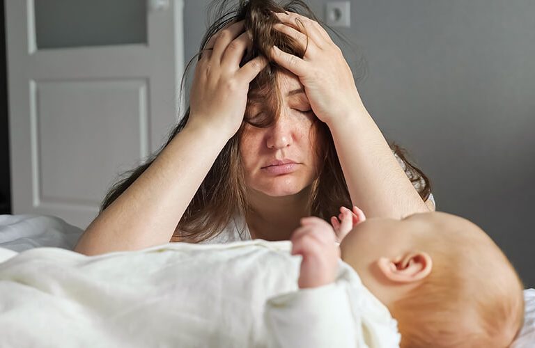 Mẹ mệt mỏi khi chăm con nhỏ.