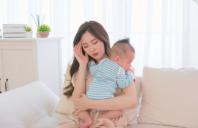 Hình ảnh người mẹ mệt mỏi khi con quấy khóc
