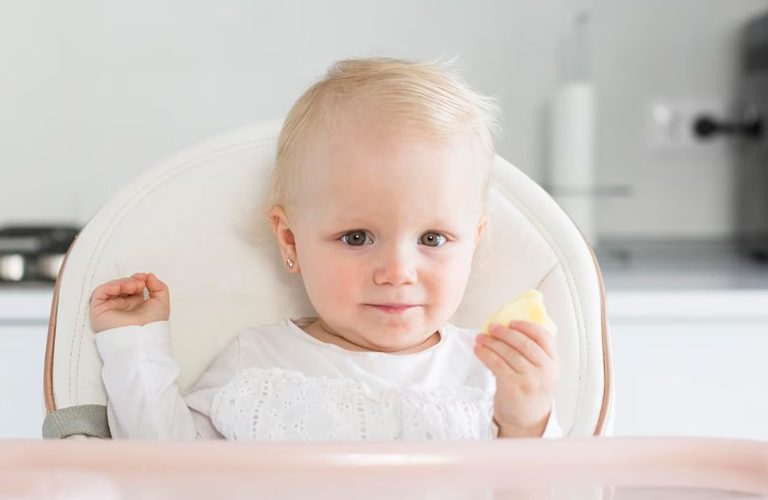 Trẻ ăn dặm khi đủ 6 tháng tuổi.