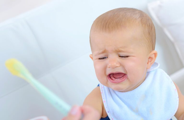 Khó chịu, gắt gỏng khi ăn là một trong những dấu hiệu của biếng ăn tâm lý.