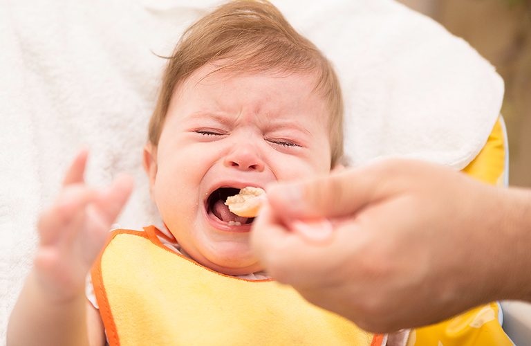 Trẻ em khóc khi ăn, không chịu ăn có thể khiến bé bị suy dinh dưỡng.