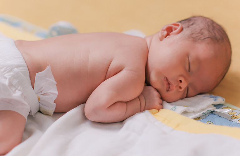 Bé sơ sinh ngủ ngon khi áp dụng phương pháp EASY.