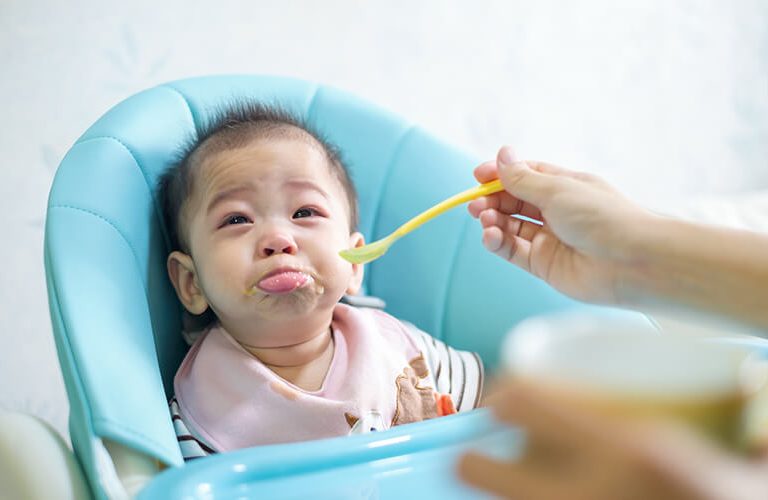 trẻ sơ sinh biếng ăn khi mẹ bón.