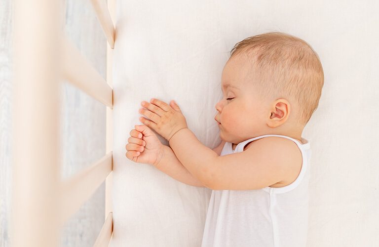 Trẻ sơ sinh ngủ sâu giấc hơn khi được áp dụng phương pháp luyện ngủ bế lên đặt xuống.