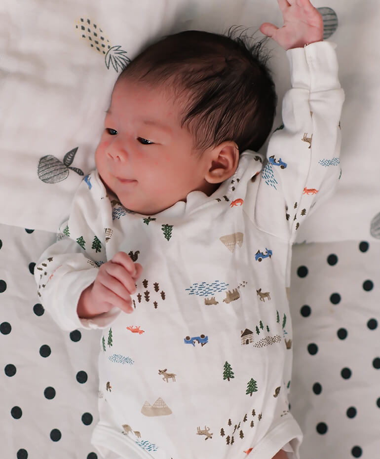 Trẻ sơ sinh thức dậy và chơi theo lịch thời gian biểu cố định cha mẹ lên.