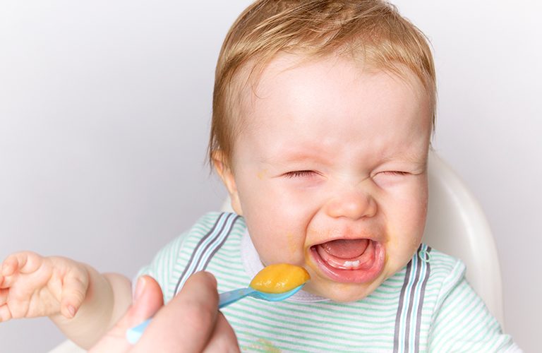 Bé quấy khóc, không chịu ăn khi mắc biếng ăn tâm lý.