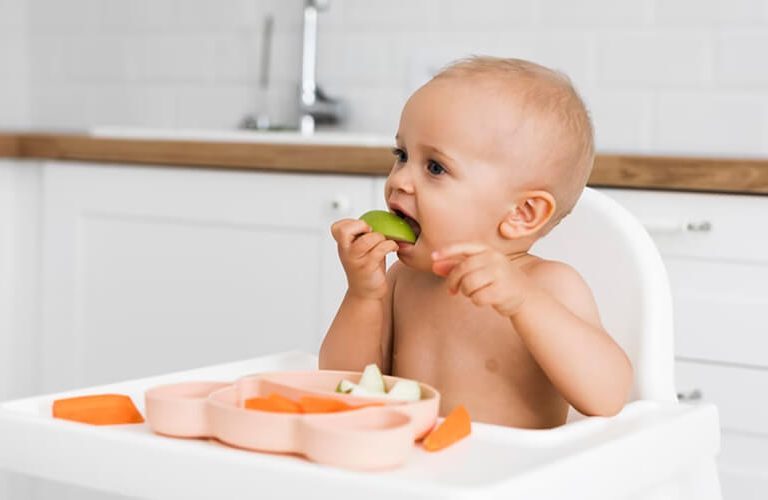 Trẻ tự cầm ăn thức ăn khi đến bữa