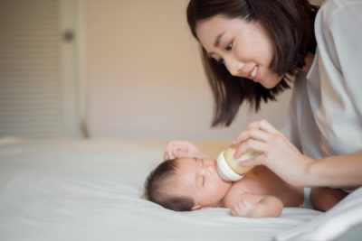 Trẻ sơ sinh uống bao nhiêu ml sữa một lần: Mẹ đã biết chưa?