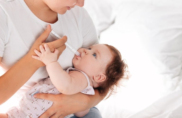Mẹ bón thuốc hạ sốt cho trẻ sơ sinh