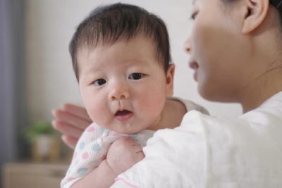 Cách vỗ ợ hơi cho trẻ sơ sinh an toàn và hiệu quả