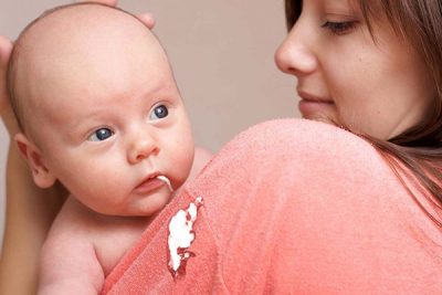 Hướng dẫn cách xử lý khi trẻ bị sặc sữa an toàn và hiệu quả