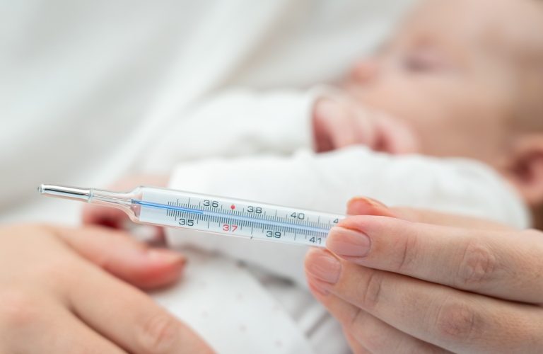 Sử dụng nhiệt kế để đo nhiệt độ cho trẻ sơ sinh