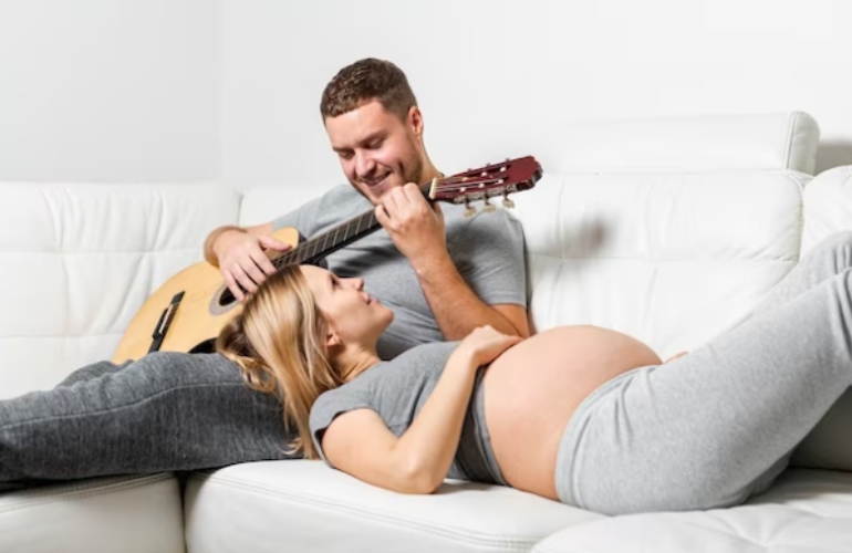 Mẹ bầu nghe chồng đánh đàn khi thực hiện thai giáo âm nhạc