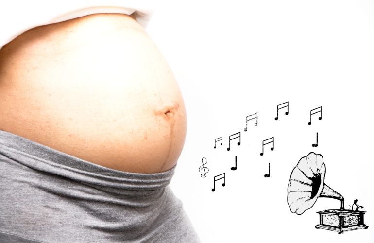 Mẹ bầu nghe nhạc cổ điển.