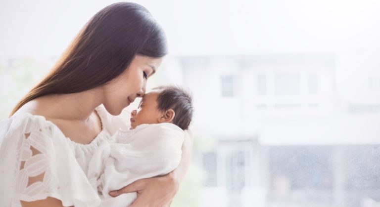 Mẹ bế và âu yếm trẻ sơ sinh