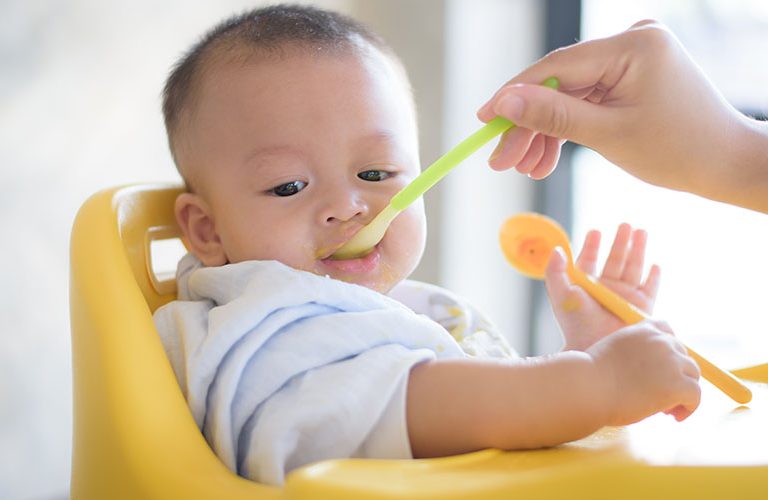 Mẹ cho trẻ sơ sinh ăn dặm