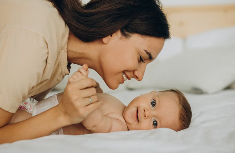 Mẹ chơi đùa, tương tác với trẻ sơ sinh.