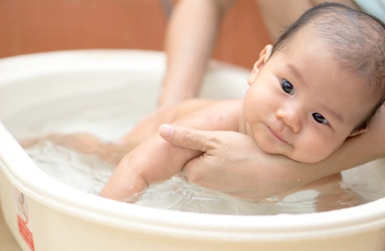 Mẹ tắm bé sơ sinh