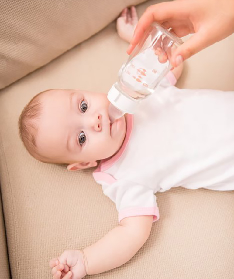 Trẻ sơ sinh nằm uống nước