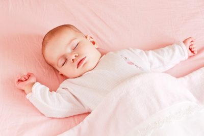 Em bé sơ sinh ngủ bao nhiêu tiếng một ngày? 