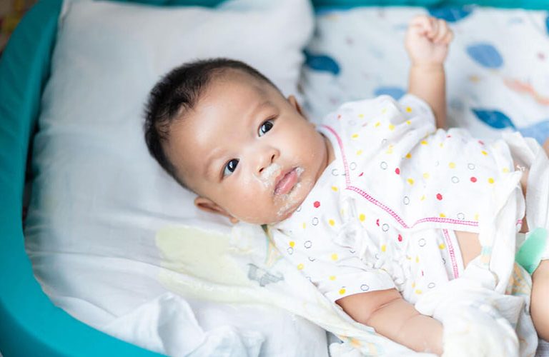 Bé gái bị sặc sữa