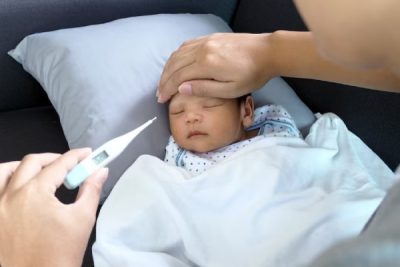 Làm thế nào khi trẻ sơ sinh bị sốt? Cách xử lý đơn giản tại nhà cho bé