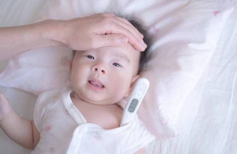 Trẻ sơ sinh bị sốt khi nhiệt độ trên 37,5 độ C.