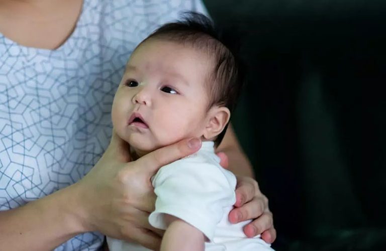 Vỗ ợ hơi cho trẻ sơ sinh.