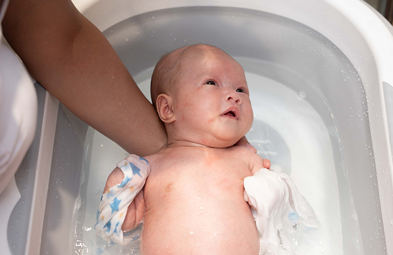 Bảo mẫu Vạn Phúc Care tắm cho bé sơ sinh
