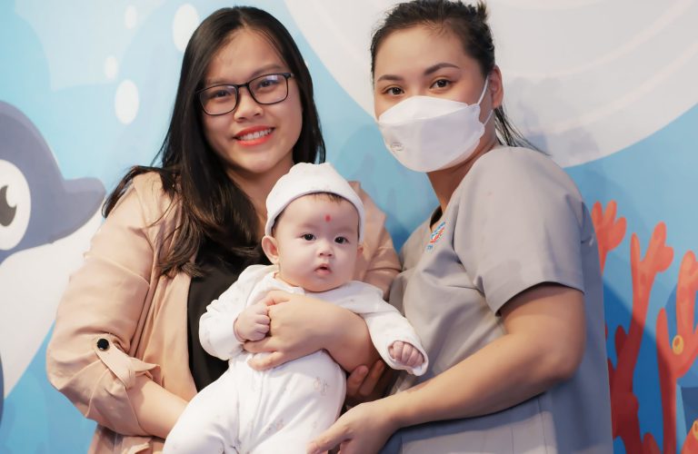 Bảo mẫu Vạn Phúc Care chăm sóc trẻ