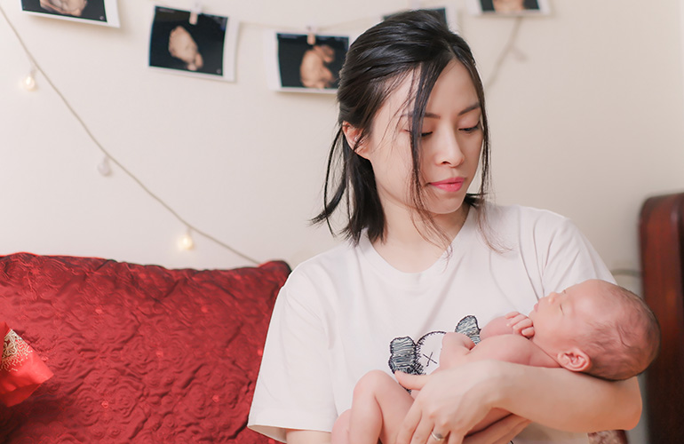 Mẹ bế trẻ sơ sinh.