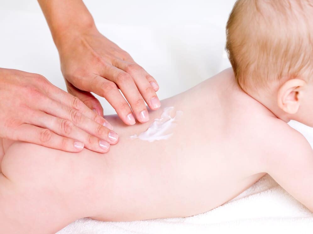 Mẹ massage lưng cho bé