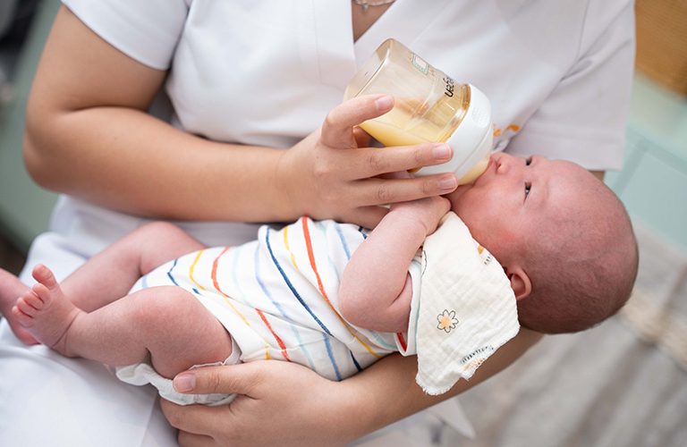 Trẻ sơ sinh bú sữa mẹ