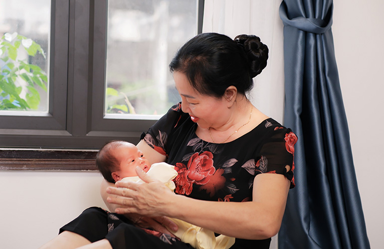 Bà bế cháu.