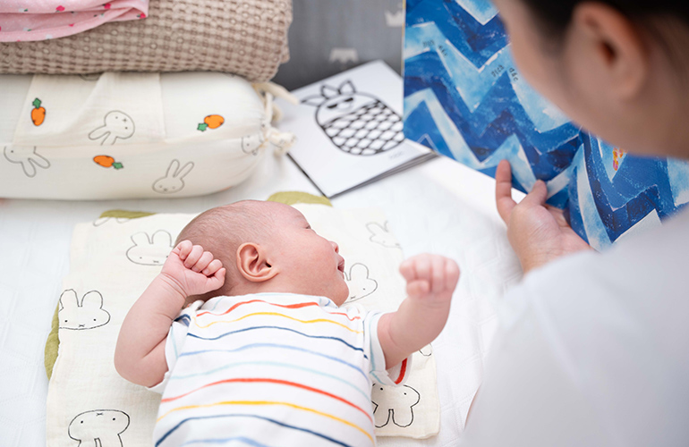 Tìm bảo mẫu tại nhà, mẹ nên lựa chọn các cô bảo mẫu có chuyên môn cao để chăm bé.