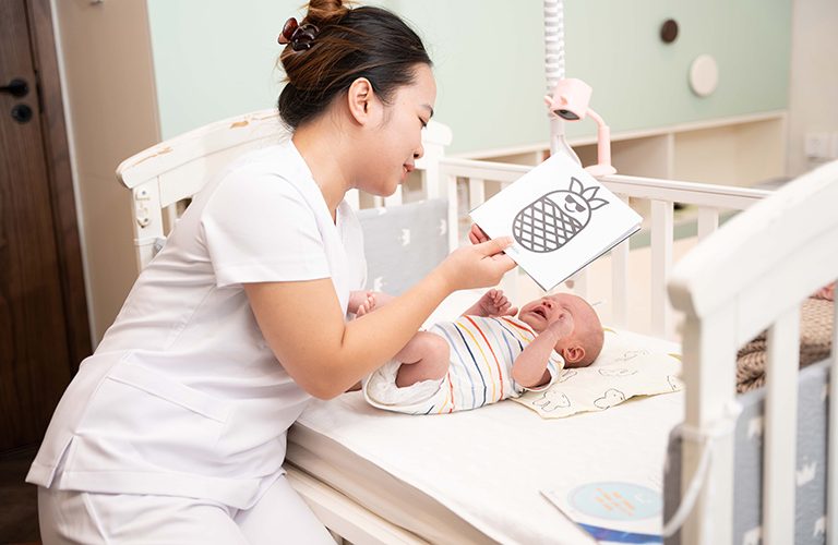 Bảo mẫu chơi trò chơi cùng bé.